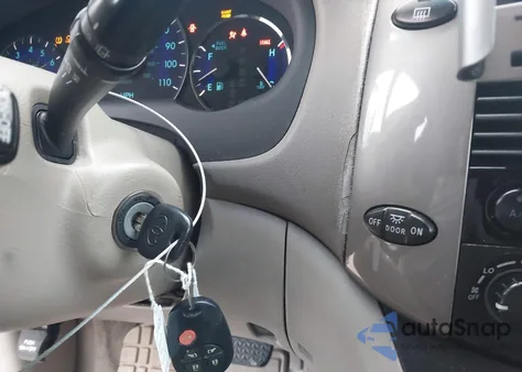 2010 Toyota Sienna Le z USA, uszkodzony, nr VIN 5TDKK4CC8AS329723